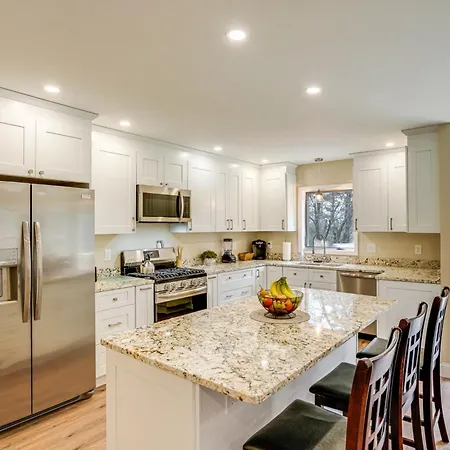 New York Escape With Game Room, Deck And Gas Grill!
